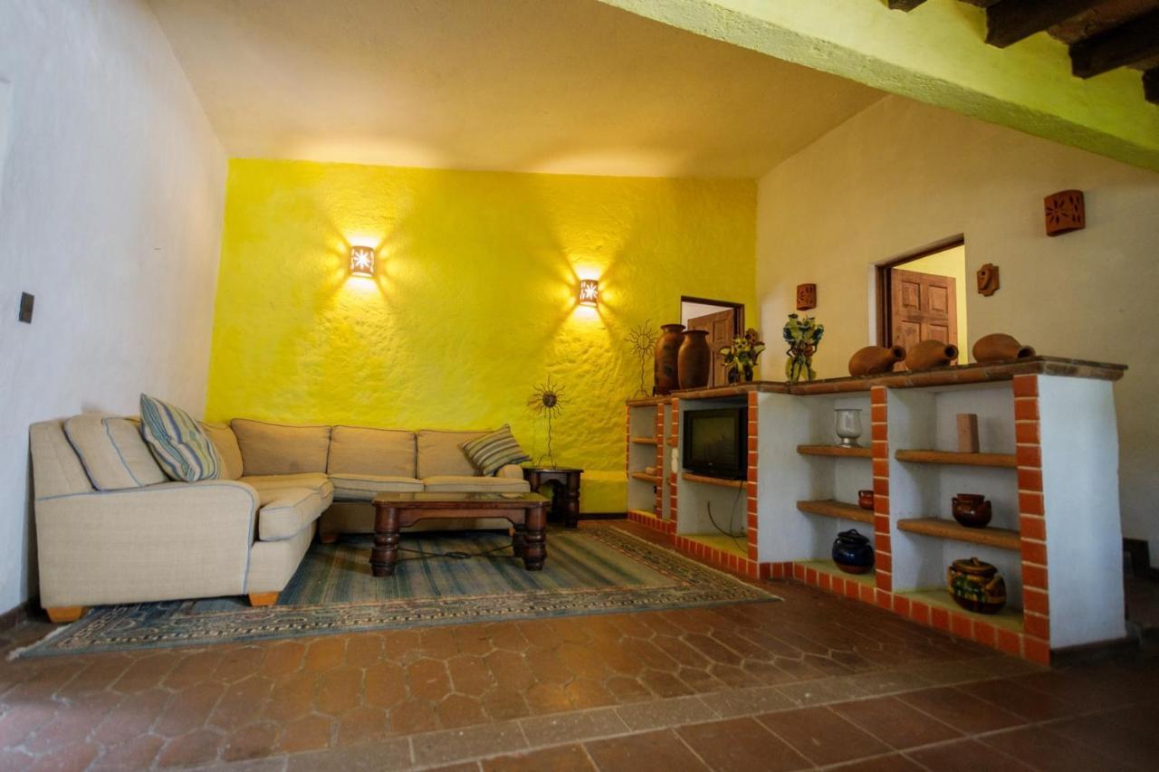 Lago Sol Hotel & Suites Tzintzuntzán エクステリア 写真
