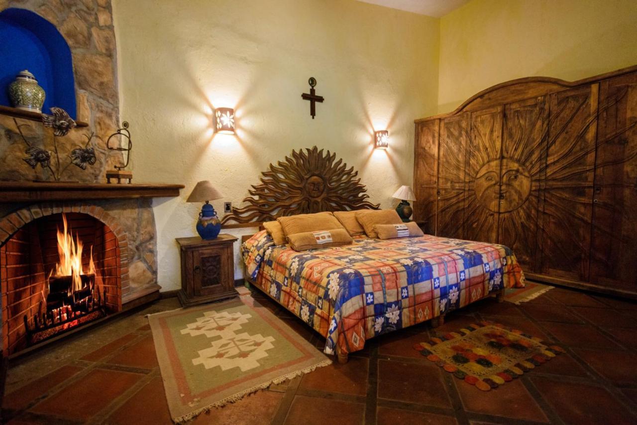 Lago Sol Hotel & Suites Tzintzuntzán エクステリア 写真