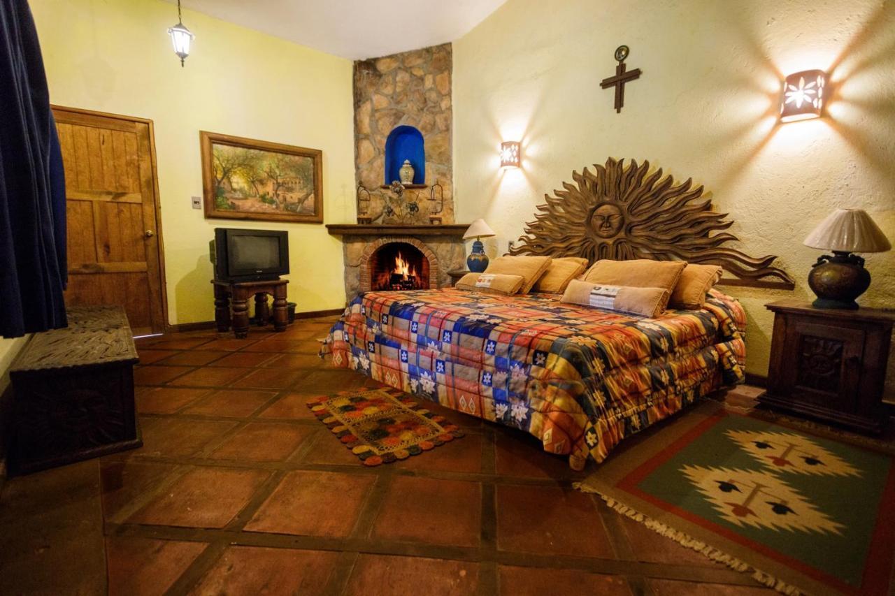 Lago Sol Hotel & Suites Tzintzuntzán エクステリア 写真